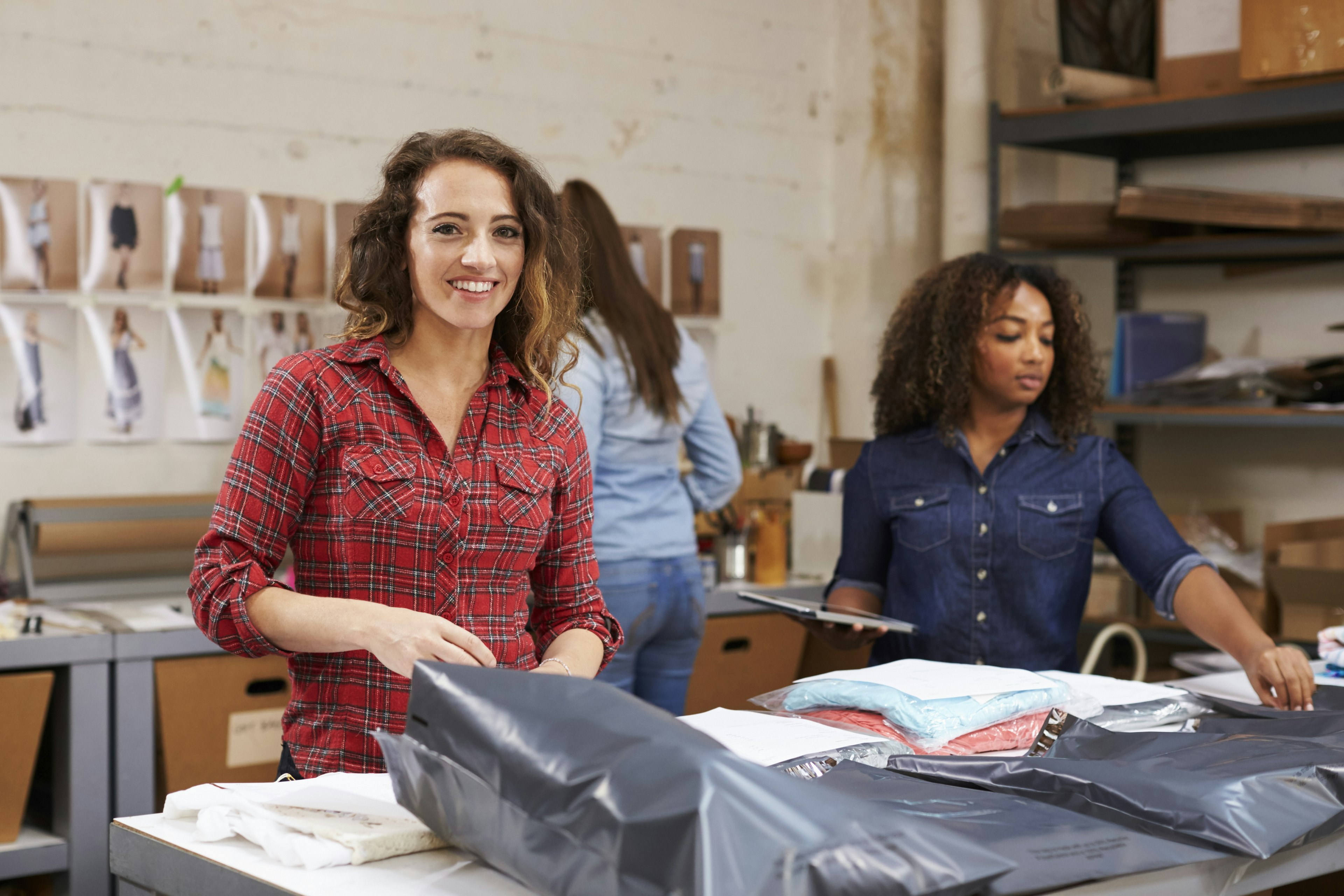 Två tjejer arbetar i lager