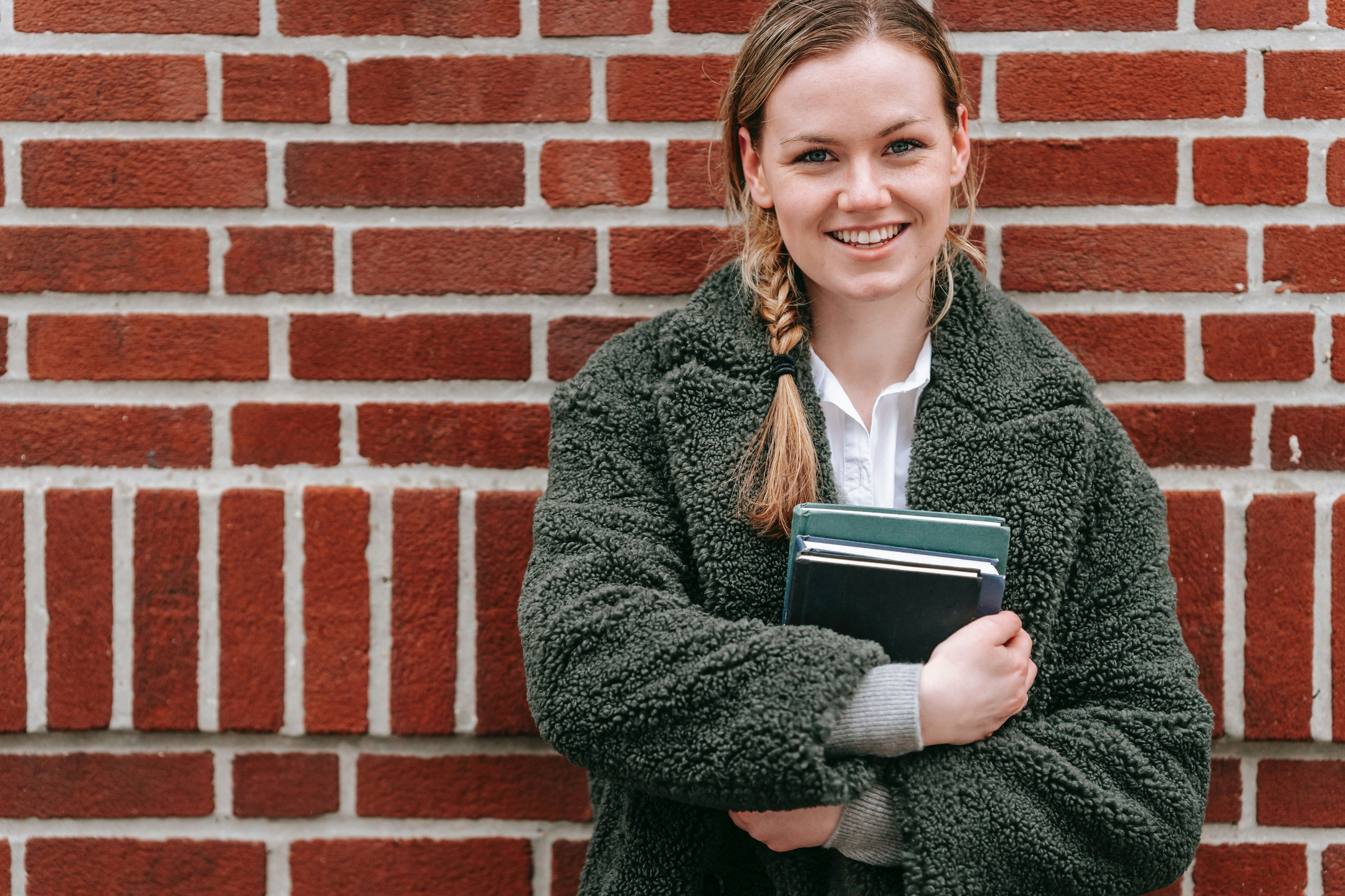 Tjej Står Mot Tegelvägg