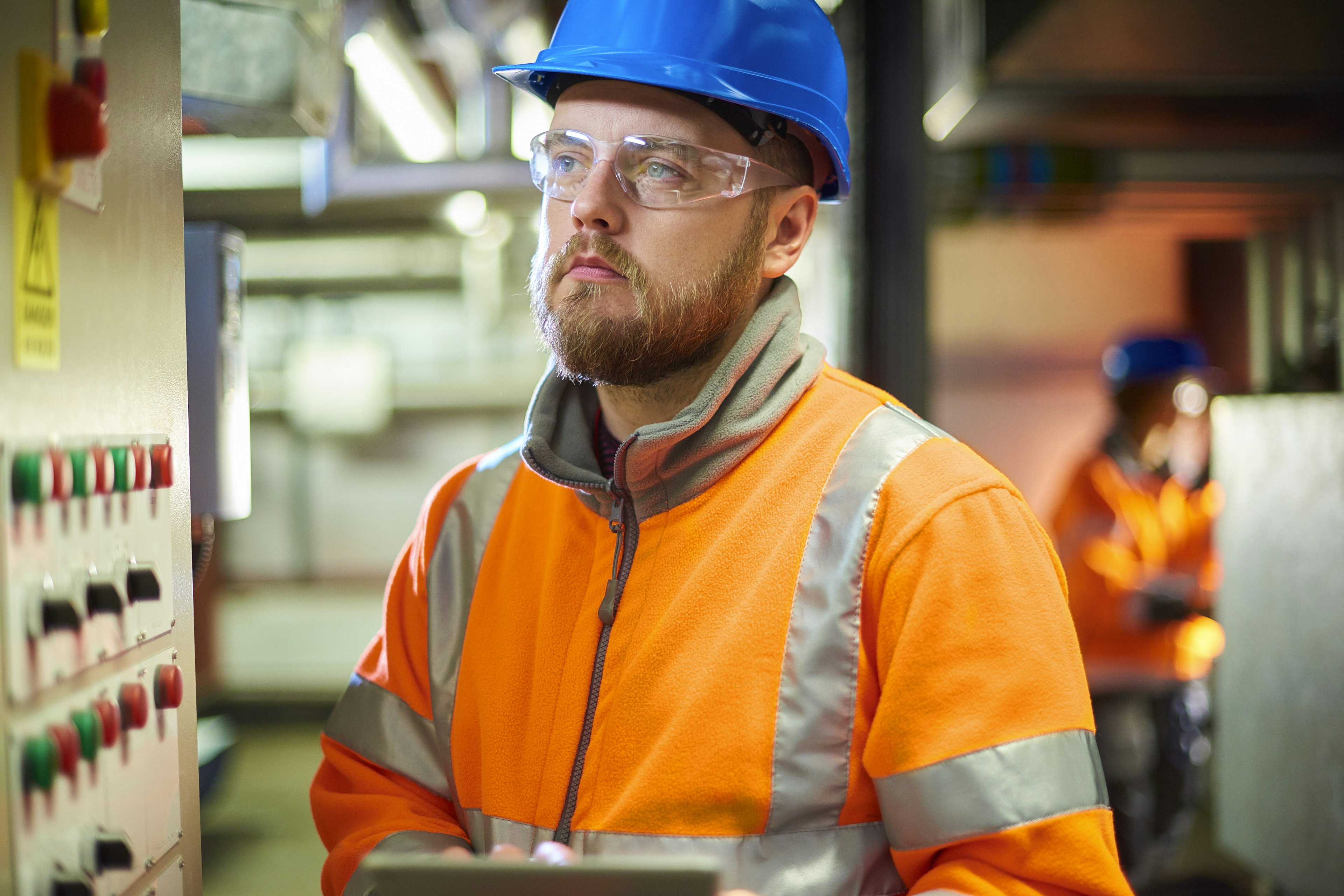 Manlig industriingenjör i skyddshjälm