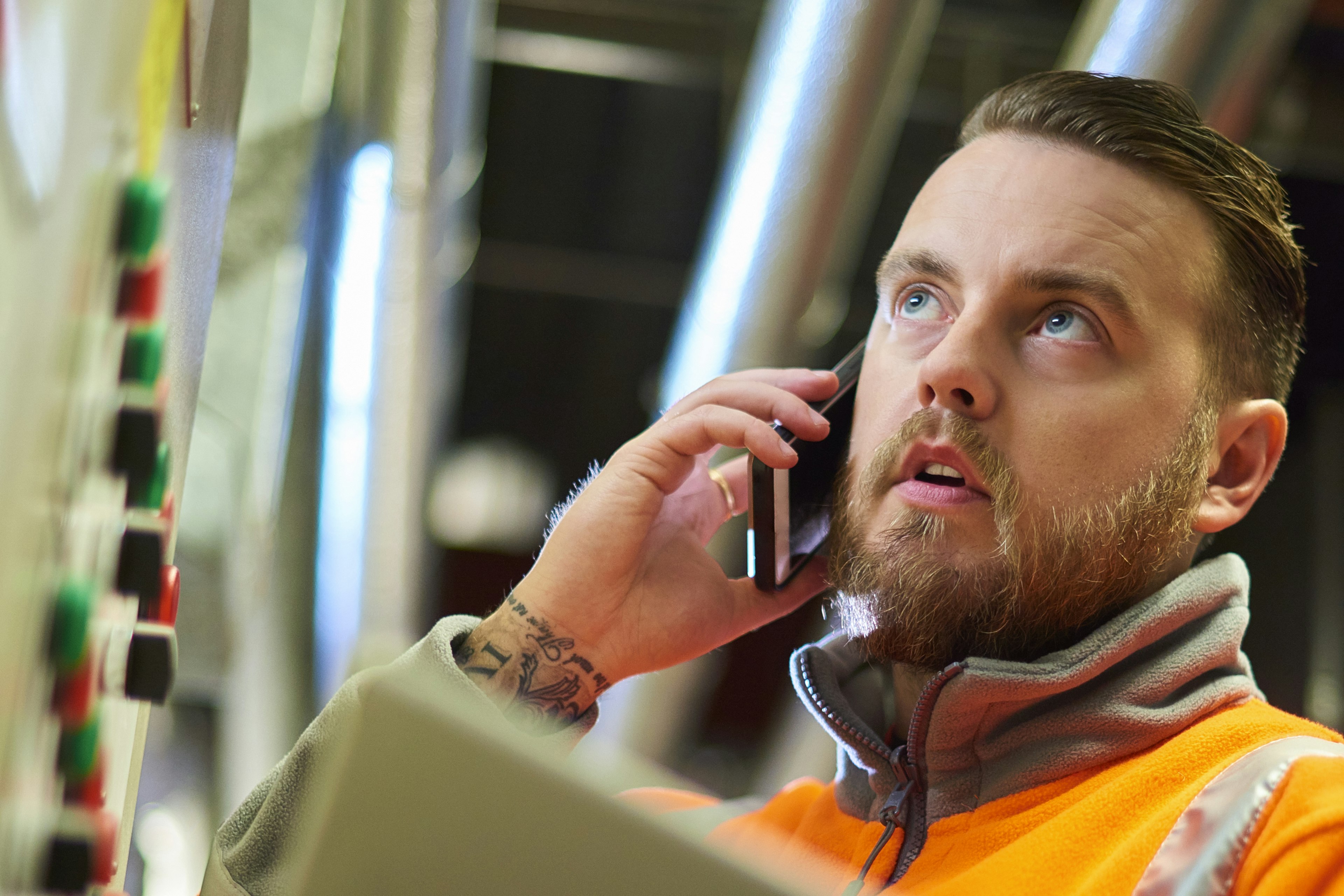 Industriingenjör Pratar I Telefon